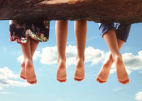 Photo de pieds d'enfant maquillés avec un sourire coloré