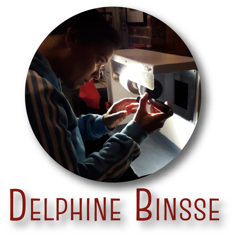 photo de Delphine Binsse fabriquant une semelle