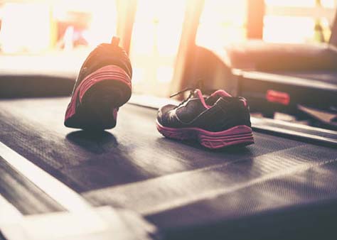 photo d'une paire de chaussures sur un tapis de course