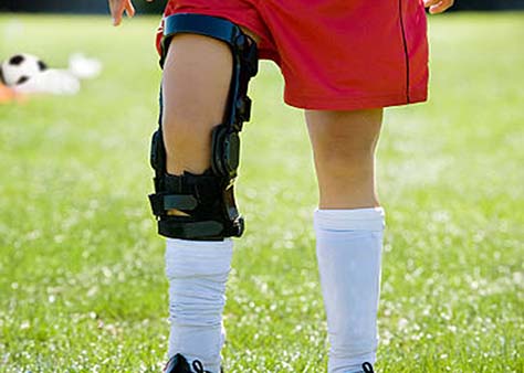 photo d'un joueur de football portant une genouillère'